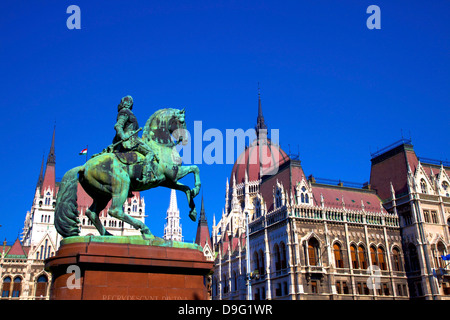 Monumento equestre di Ferenc II Rakoczi, Principe della Transilvania, di fronte al parlamento ungherese edificio, Budapest, Ungheria Foto Stock