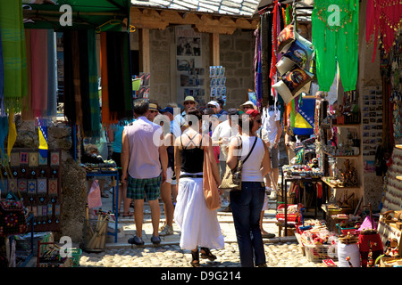 I turisti shopping, Mostar, Bosnia, Bosnia Erzegovina Foto Stock