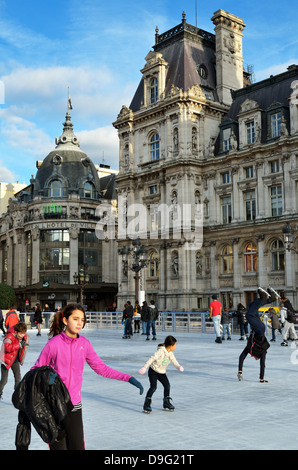 Pattinaggio sul ghiaccio davanti a Parigi City Hall, Paris, Francia - Jan 2012 Foto Stock