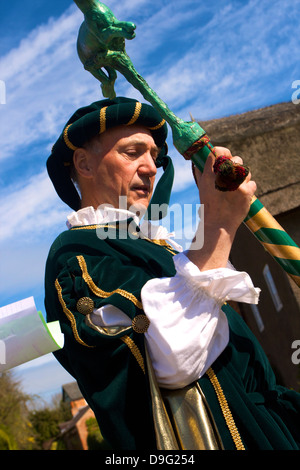 Leader del corteo per il vecchio personalizzato annuale della bottiglia a calci, Hallaton, Leicestershire, England, Regno Unito Foto Stock