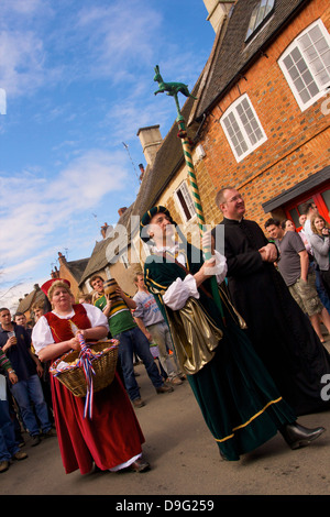 I leader e i partecipanti del corteo per il vecchio personalizzato annuale della bottiglia a calci, Hallaton, Leicestershire, England, Regno Unito Foto Stock