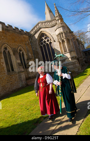 Leader del corteo per il vecchio personalizzato annuale della bottiglia a calci, Hallaton, Leicestershire, England, Regno Unito Foto Stock