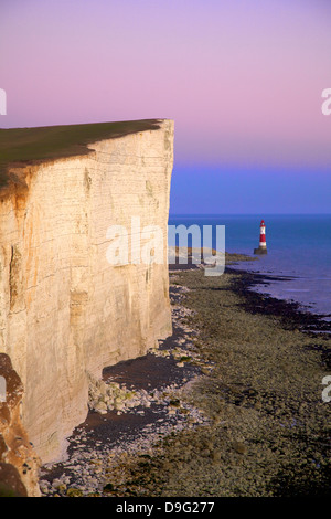 Beachy Head and Beachy Head Lighthouse al tramonto, East Sussex, England, Regno Unito Foto Stock