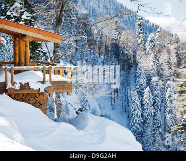 Sci in legno chalet in neve, vista montagna Foto Stock