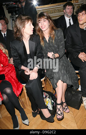 Jane Birkin e Lou Doillon settimana della moda di Parigi pronto a indossare Autunno/Inverno 2011 - Yves Saint Laurent - PRIMA FILA Parigi, Francia - 07.03.11 Foto Stock