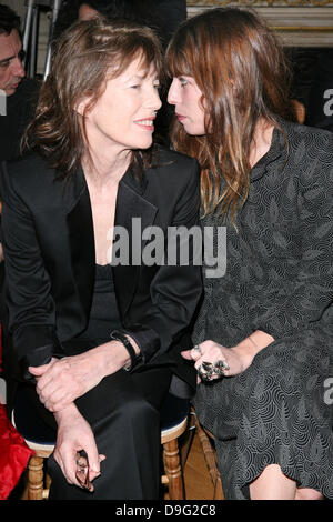 Jane Birkin e Lou Doillon settimana della moda di Parigi pronto a indossare Autunno/Inverno 2011 - Yves Saint Laurent - PRIMA FILA Parigi, Francia - 07.03.11 Foto Stock