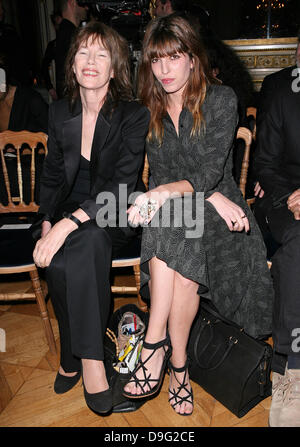 Jane Birkin e Lou Doillon settimana della moda di Parigi pronto a indossare Autunno/Inverno 2011 - Yves Saint Laurent - PRIMA FILA Parigi, Francia - 07.03.11 Foto Stock