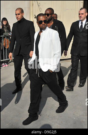 Kanye West settimana della moda di Parigi pronto a indossare Autunno/Inverno 2011 - Chanel - al di fuori di Parigi, Francia - 08.03.11 Foto Stock