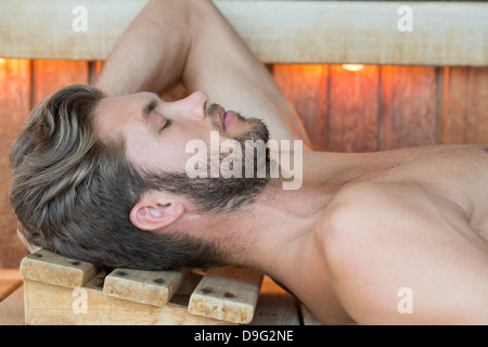Close-up di un uomo in appoggio in una sauna Foto Stock