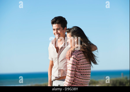 Coppia romantica permanente sulla spiaggia Foto Stock