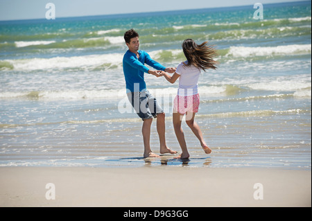 Giovane godendo di buon tempo sulla spiaggia Foto Stock