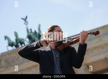 Berlino, Germania. 19 giugno 2013. Il violinista tedesco David Garrett pone di fronte la Porta di Brandeburgo a Berlino, Germania, 19 giugno 2013. Foto: Michael Kappeler/dpa /dpa/Alamy Live News Foto Stock