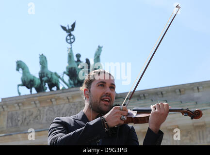 Berlino, Germania. 19 giugno 2013. Il violinista tedesco David Garrett pone di fronte la Porta di Brandeburgo a Berlino, Germania, 19 giugno 2013. Foto: Michael Kappeler/dpa /dpa/Alamy Live News Foto Stock