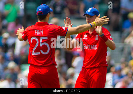 Londra, Inghilterra - 19 Giugno: Inghilterra del Steven Finn e Stuart ampia celebrare durante l'ICC Champions Trophy semi finale international cricket match tra Inghilterra e Sud Africa a Oval Cricket Ground su Giugno 19, 2013 a Londra, Inghilterra. (Foto di Mitchell Gunn/ESPA) Foto Stock