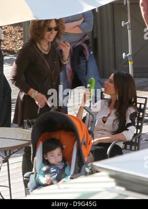 Sofia Vergara e Ella Hiller sul set di 'Moderne famiglia". Glendale, California - 08.03.11 Foto Stock