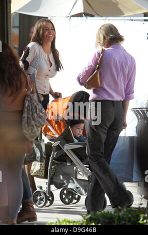 Sofia Vergara e Ella Hiller sul set di 'Moderne famiglia". Glendale, California - 08.03.11 Foto Stock