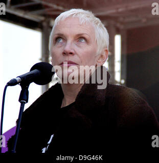 Annie Lennox assiste ad unirsi a me sul ponte photocall davanti a un mese di marzo in aiuto della Giornata internazionale della donna al Millenium Bridge London, England - 08.03.11 Foto Stock