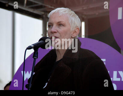 Annie Lennox assiste ad unirsi a me sul ponte photocall davanti a un mese di marzo in aiuto della Giornata internazionale della donna al Millenium Bridge London, England - 08.03.11 Foto Stock