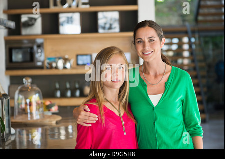 Ritratto di una donna sorridente con la figlia a casa Foto Stock