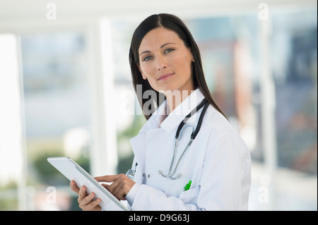 Ritratto di un medico di sesso femminile utilizzando una tavoletta digitale Foto Stock