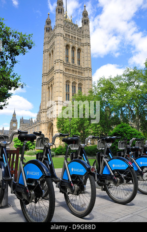 Londra, Inghilterra, Regno Unito. "Boris Bikes' - Barclay's Noleggio bici (BCH) - Ciclo schema di condivisione. Westminster, la Casa del Parlamento Foto Stock
