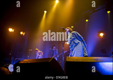 Liam Gallagher esegue con la sua nuova band Beady Eye alla Troxy London, England - 10.03.11 Foto Stock