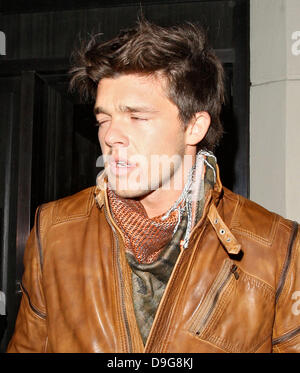 Modello argentino Leandro Penna lasciando Hakkasan Mayfair di Londra, Inghilterra - 10.03.11 Foto Stock
