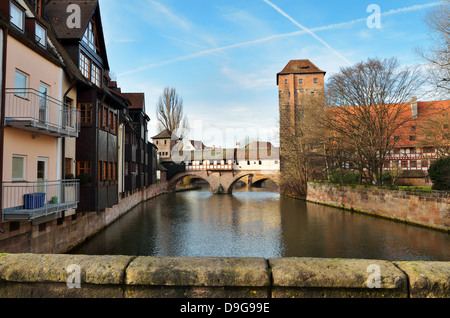 Il fiume Pegnitz con il ponte Henkersteg, Norimberga, Baviera, Germania - Gen 2012 Foto Stock