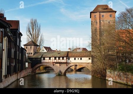 Il fiume Pegnitz con il ponte Henkersteg, Norimberga, Baviera, Germania - Gen 2012 Foto Stock