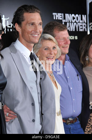 Matthew McConaughey, madre Maria Kathleen McCabe, fratello, Rooster Screening di Lionsgate & Lakeshore Entertainment " Lincoln avvocato' al cinema ArcLight Glossari Affini Dome di Los Angeles, California - 10.03.11 Foto Stock