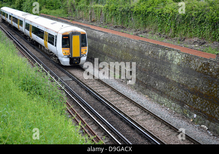 Maidstone Kent, Inghilterra. A sud est della stazione (classe 357 'Electrostar') che passa attraverso il taglio vicino al centro della città Foto Stock