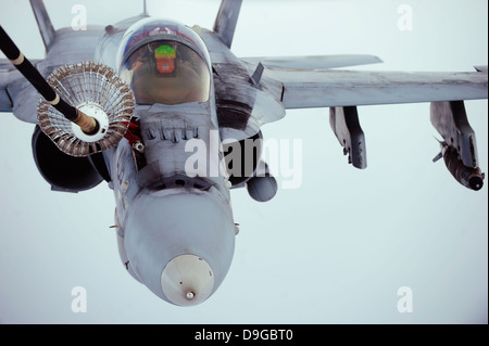 Un'F/A-18 Super Hornet riceve il combustibile per l'Afghanistan. Foto Stock