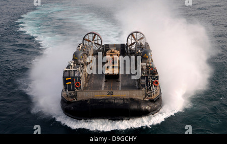 Una Landing Craft Air Cushion transita il Golfo Arabico. Foto Stock