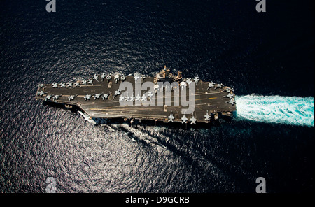 5 aprile 2012 - La Nimitz-class portaerei USS Abraham Lincoln (CVN 72) transita il Mare Arabico. Foto Stock