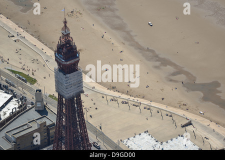 Fotografia aerea della Torre di Blackpool con la spiaggia in background Foto Stock