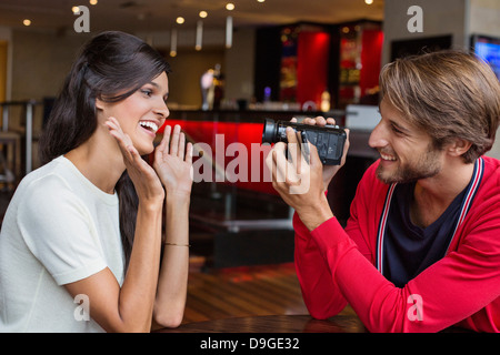 L'uomo le riprese della sua fidanzata con un home video camera Foto Stock