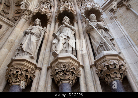 Le statue sulla parte anteriore della Cattedrale dell Assunzione della Beata Vergine Maria a Zagabria in Croazia. Foto Stock