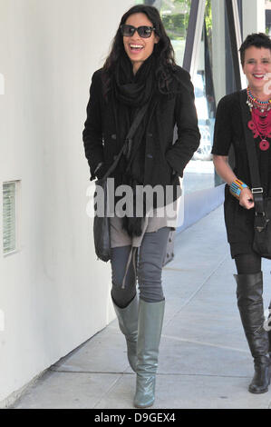 Rosario Dawson va per il pranzo in Santa Monica Los Angeles, California - 15.03.11 Foto Stock