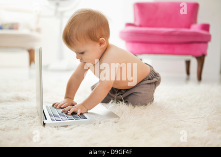 Bambino gioca con un laptop Foto Stock