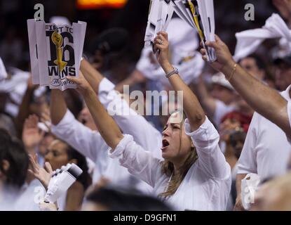 Miami, Florida, Stati Uniti d'America. Il 18 giugno, 2013. Miami Heat ventole allietare come il calore prendere un filo a AmericanAirlines Arena il 18 giugno 2013. Credito: Credito: Allen Eyestone/Palm Beach post/ZUMAPRESS.com/Alamy Live News Foto Stock