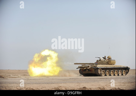 Un iracheno T-72 incendi del serbatoio al Besmaya Gunnery gamma, Iraq. Foto Stock