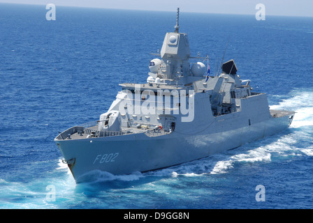 Luglio 13, 2009 - nave olandese HNLMS De Zeven Provincien (F802) transita l'Oceano Atlantico. Foto Stock