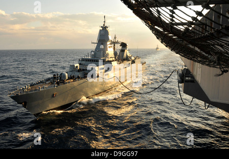 Il tedesco Sachsen-class frigate Hessen conduce un rifornimento in corso. Foto Stock