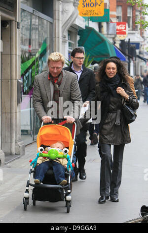 Boris Becker, la moglie Sharlely Kerssenberg aka Lilly Kerssenberg e il loro figlio Amadeus vai a fare una passeggiata in centro a Londra Londra, Inghilterra - 16.03.11 Foto Stock