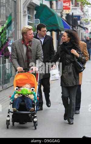 Boris Becker, la moglie Sharlely Kerssenberg aka Lilly Kerssenberg e il loro figlio Amadeus vai a fare una passeggiata in centro a Londra Londra, Inghilterra - 16.03.11 Foto Stock