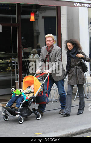 Boris Becker, la moglie Sharlely Kerssenberg aka Lilly Kerssenberg e il loro figlio Amadeus vai a fare una passeggiata in centro a Londra Londra, Inghilterra - 16.03.11 Foto Stock