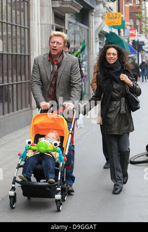 Boris Becker, la moglie Sharlely Kerssenberg aka Lilly Kerssenberg e il loro figlio Amadeus vai a fare una passeggiata in centro a Londra Londra, Inghilterra - 16.03.11 Foto Stock