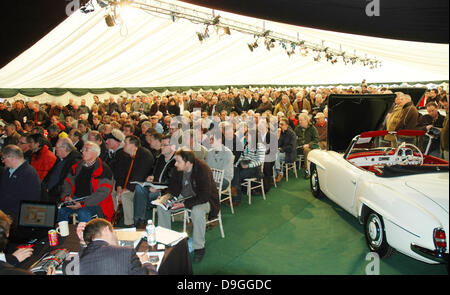 Le vetture del capitano America dazzle in action-packed vendita un'opportunità irripetibile di acquisire un vero e proprio pezzo di automotive e storia di film ha attirato una vasta platea gremita di Brooklands, con Historics il raggiungimento di un "guanto bianco vendita" (tutti i lotti venduti) del bellissimo raccolta di veicoli dal prossimo Marvel Studios movie, Captain America - Il primo vendicatore', alla sua fi Foto Stock