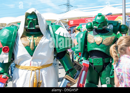 LONDON, Regno Unito - 26 Maggio: Warhammer space marine cosplayers al di fuori del centro di Excel all'MCMExpo. Maggio 26, 2013 a Londra. Foto Stock