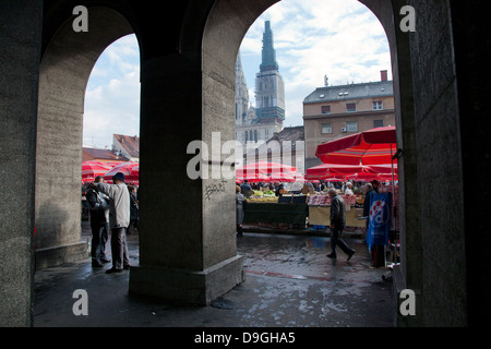 Il mercato Dolac a Zagabria in Croazia. Foto Stock